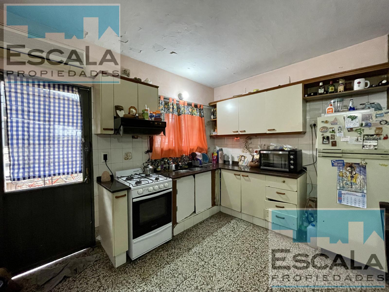 CASA CON DOS LOCALES, PATIO Y TERRAZA EN VENTA EMPALME GRANEROS