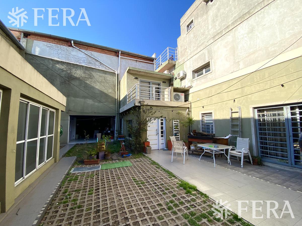 Venta de 3 departamentos, galpón, local y espacio guardacoches en Quilmes Oeste (28296)