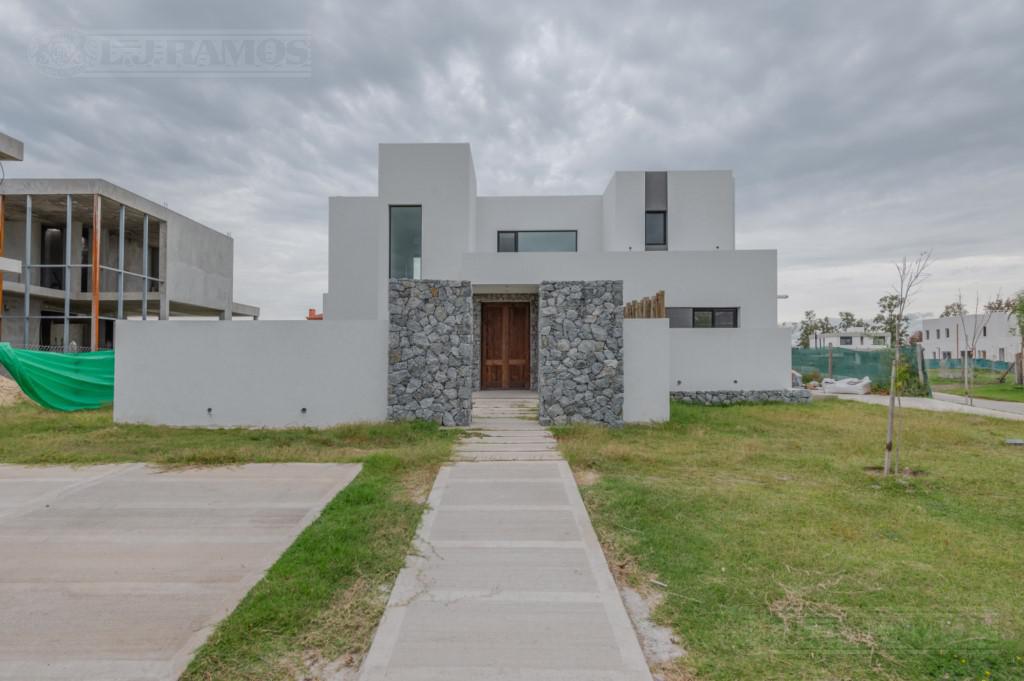 Casa A ESTRENAR, con 3 dormitorios en Laguna Grande - Villanueva