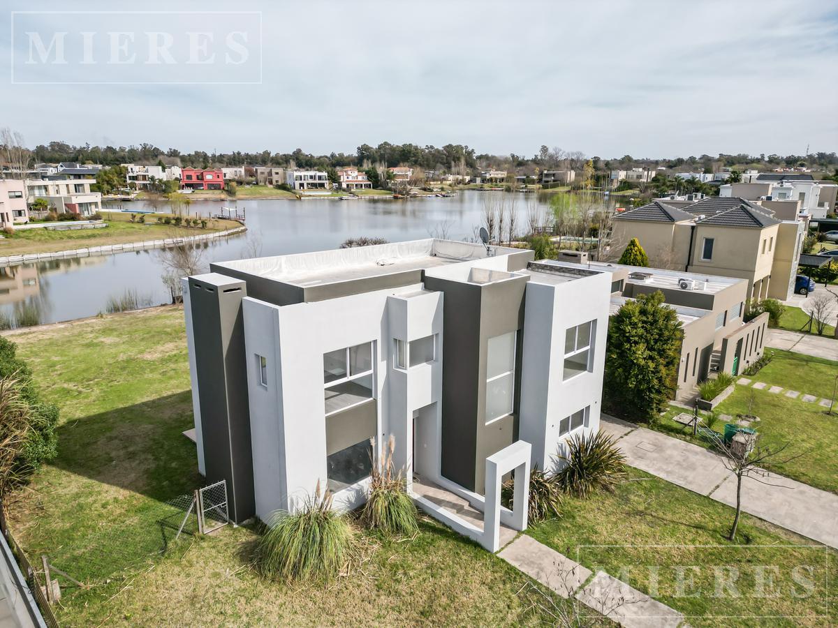 Casa en venta, lote a la laguna - San Marco Villanueva.