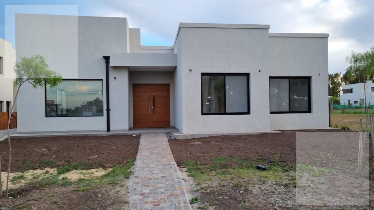 Casa en venta Santa Elena Pilar del este!