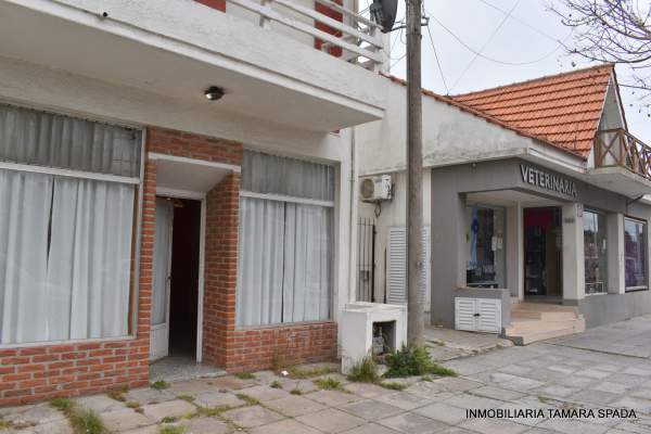 LOCAL CON DOS OFICINAS A DOS CUADRAS DEL CENTRO