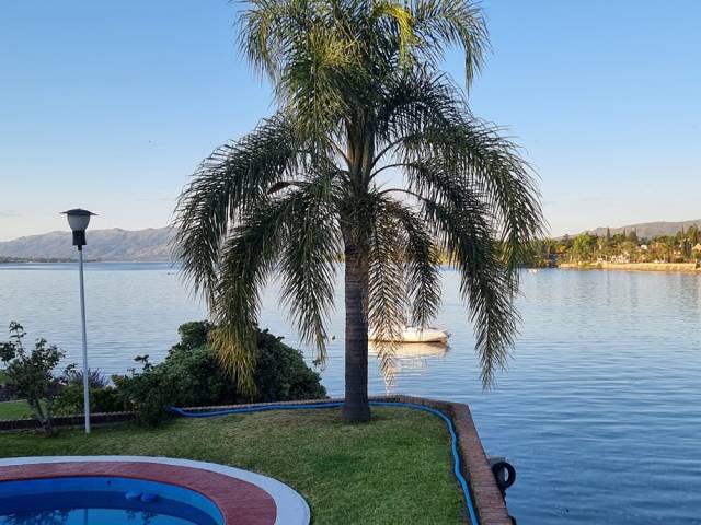 BELLA CASA EN VENTA CON FONDO AL LAGO EN CARLOS PAZ, BARRIO ALTAMENTE RESIDENCIAL - Villa Suiza.