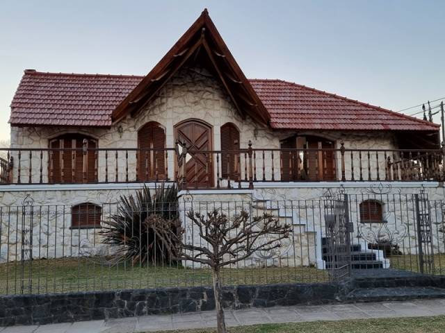 BELLISIMA CASA DE CATEGORÍA EN VENTA EN CARLOS PAZ, FRENTE AL RÍO, TODOS LOS SERVICIOS