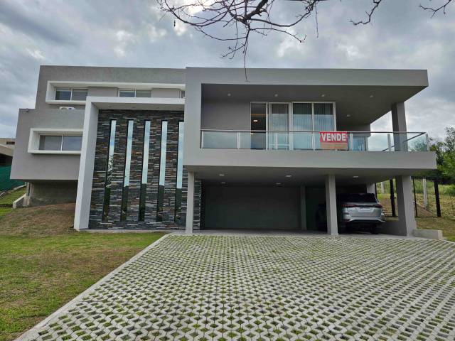 EXCELENTE CASA DE GRAN CATEGORIÍA EN VENTA EN VILLA CARLOS PAZ, EN COUNTRY DE ALTO NIVEL. Seguridad