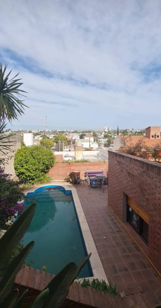 CASA EN VENTA 3 DORM / PISCINA Bo PARQUE CHACABUCO