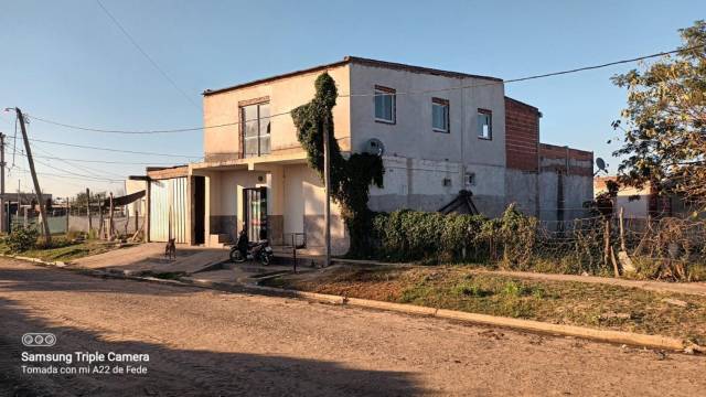 PH excelente oportunidad propiedad horizontal 5 dptos. en planta baja. 1 local comercial 1 dpto. con terraza y cochera para 6 autos.