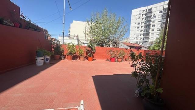 CASA /LOTE SOBRE AV EMILIO CASTRO , GALPON/DEPOSITO  EN PLANTA BAJA y PH 3 AMB EN PLANTA ALTA CON TERRAZA