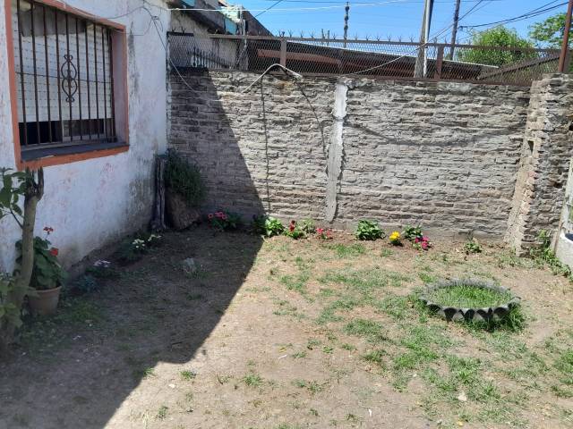 Casa Americana en VENTA a pocos metros del colectivo local en Glew.-