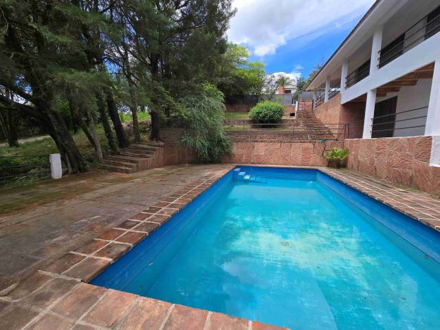 LINDA CASA EN VENTA EN VILLA CARLOS PAZ, BARRIO RESIDENCIAL COSTA AZUL. PISCINA, 4 DORMITORIOS.